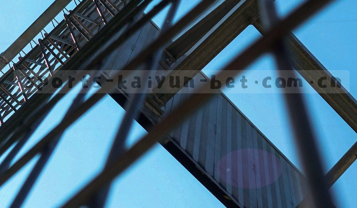 由等距细线与节点组成的抽象网格，深蓝底浅青线